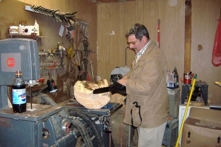 Chainsaw and Cutting Turning Round